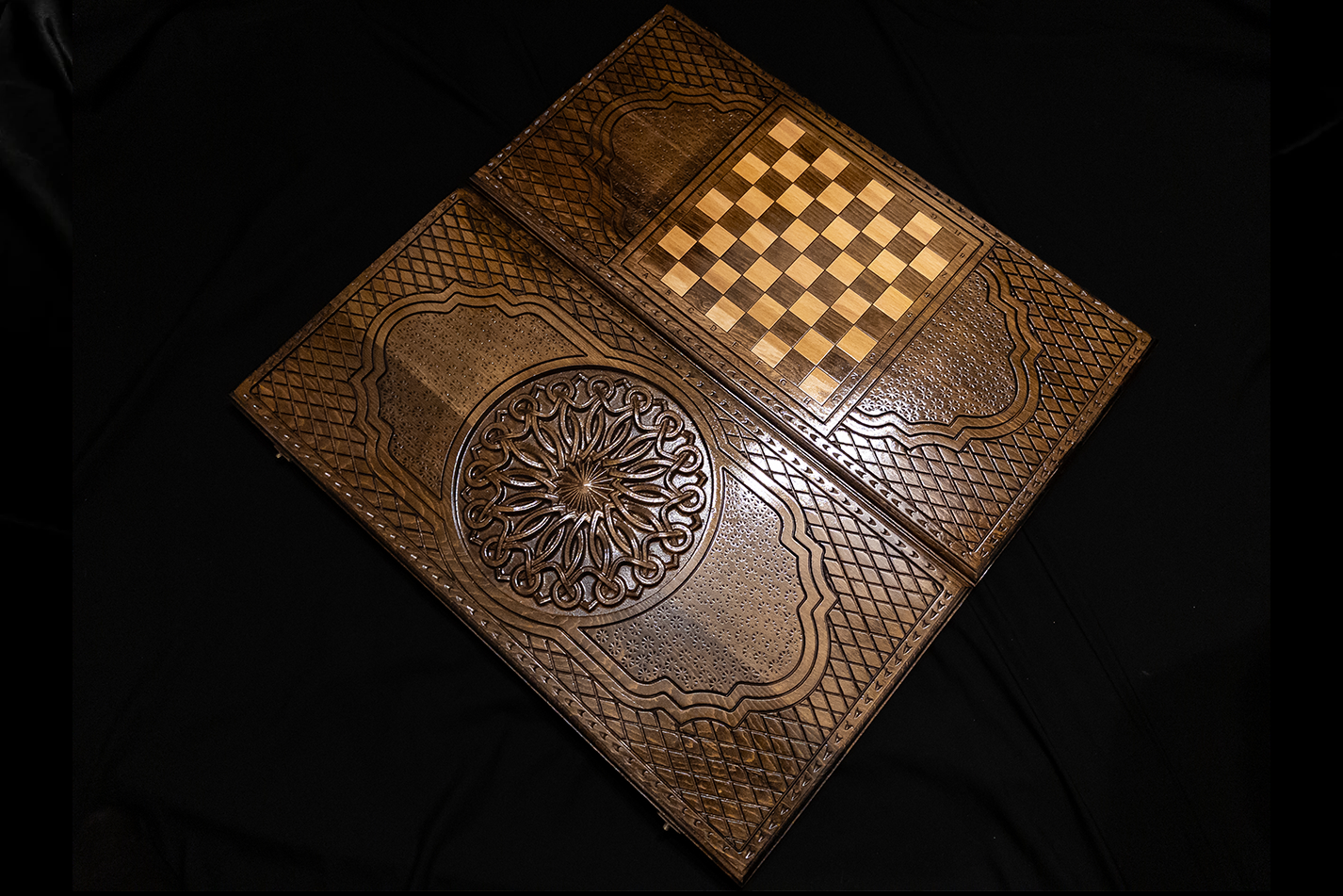 Талисман Дечебала из бронзы – набор (шахматная доска + шашки), 60×60 см, бук