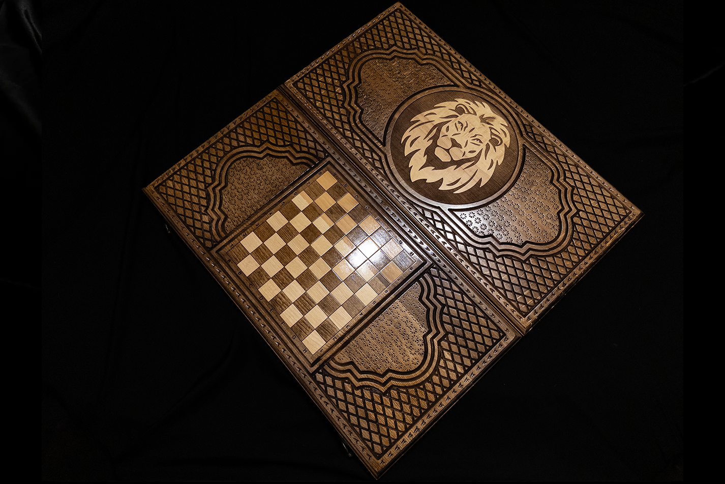 "Leul de Aur" – Set (Table + Dame), 60×60 cm,