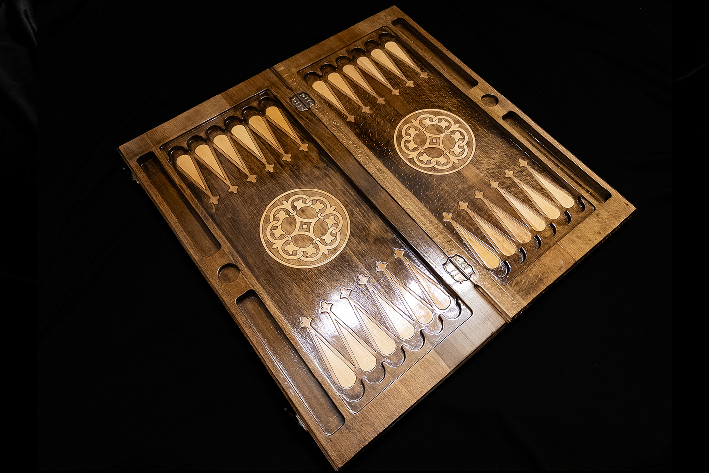 "Leul de Aur" – Set (Table + Dame), 60×60 cm,