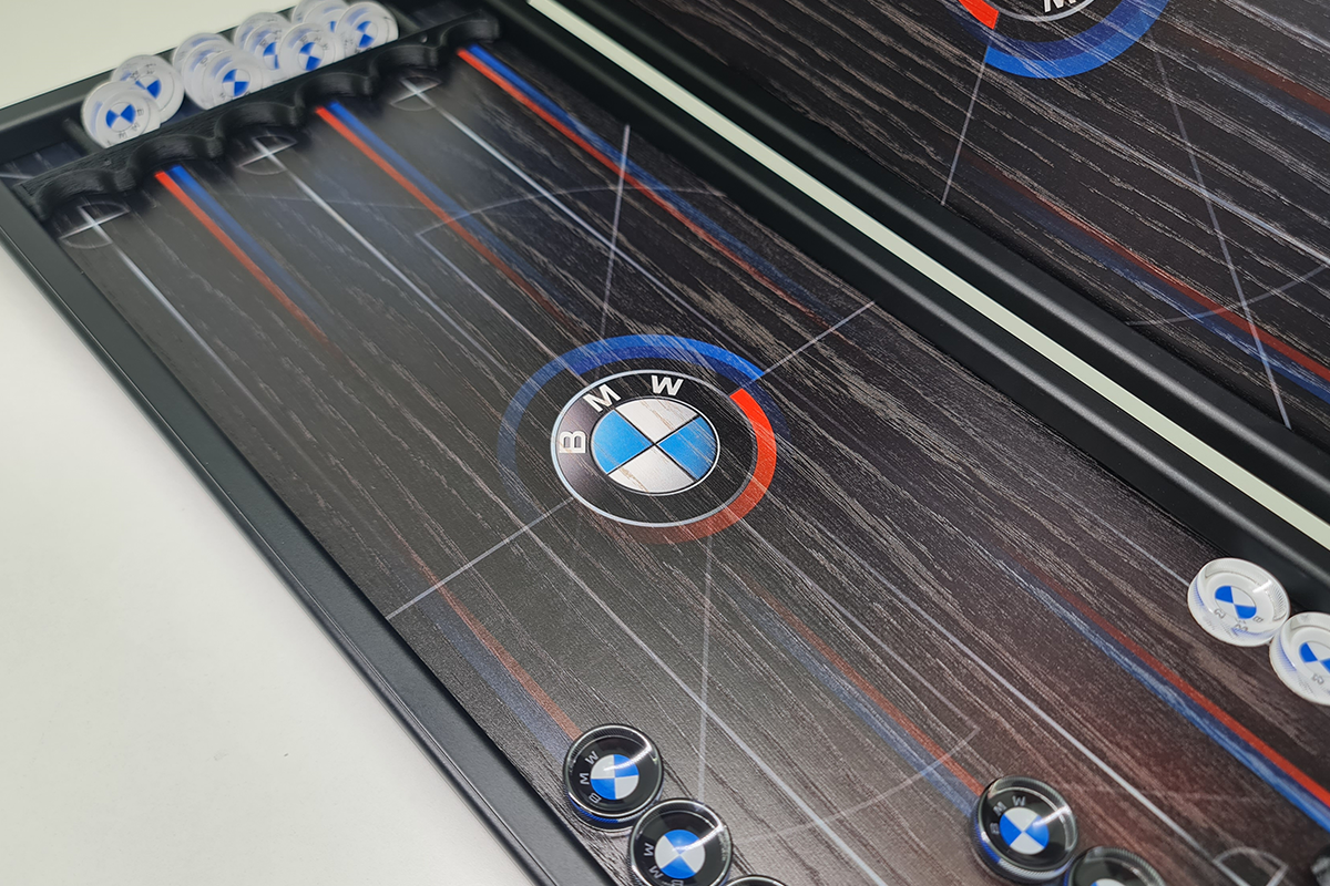Эксклюзив: «BMW Heritage» – нарды из дубового шпона