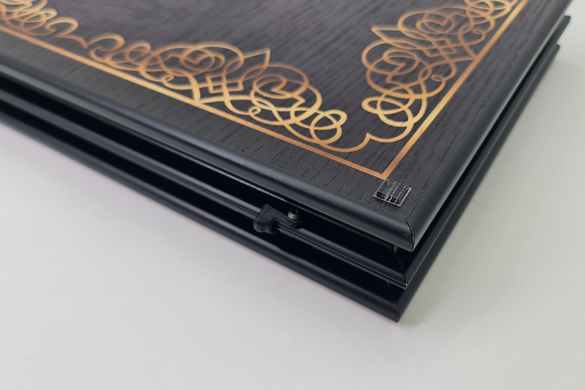 Exclusive: „Ornamentul Regal” din furnir de stejar